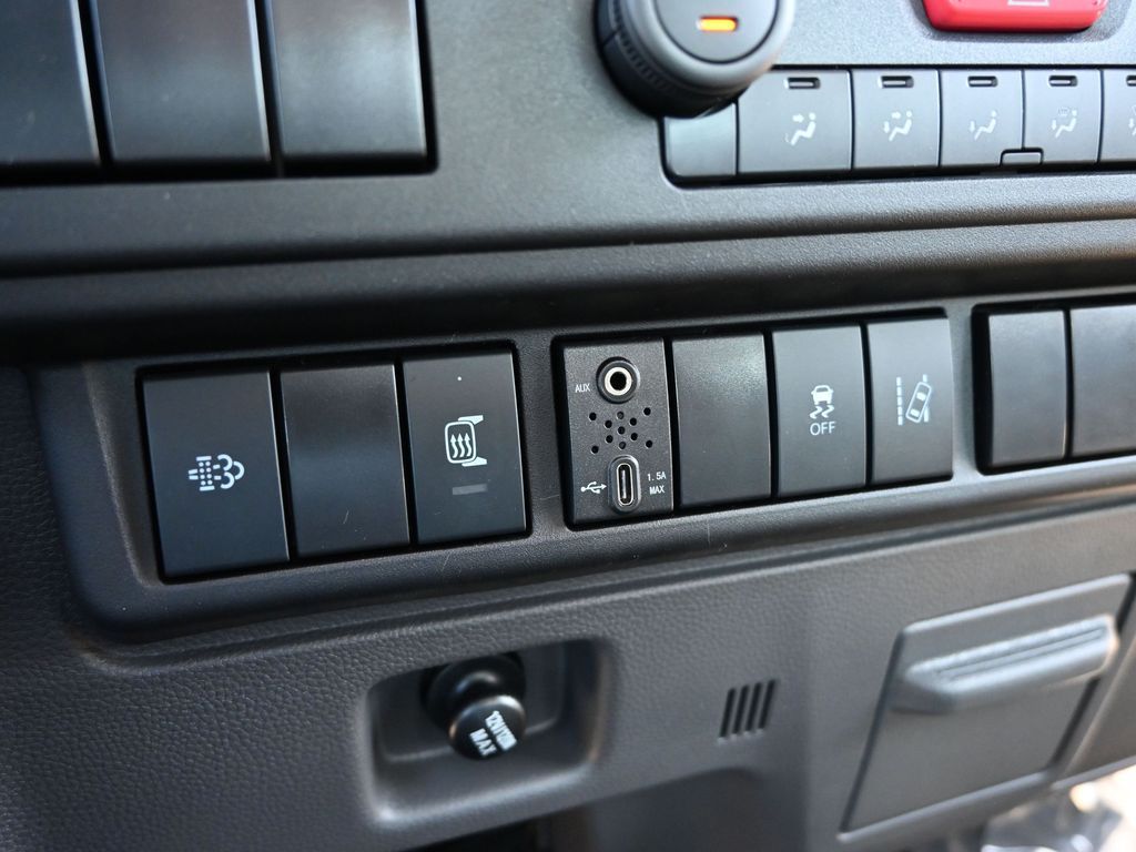 2025 Isuzu NRR 