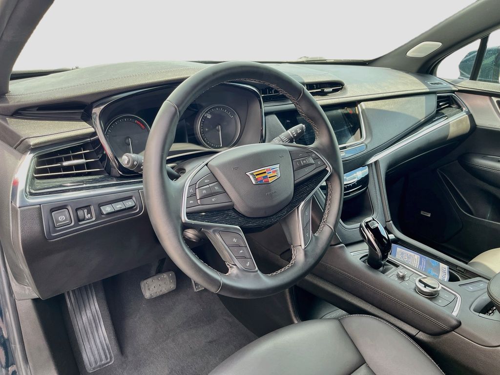 Used 2025 Green Cadillac Premium Luxury image 9