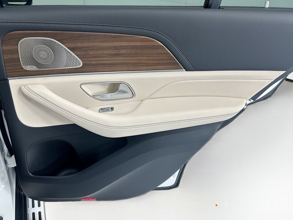 Thumbnail: 2026 Mercedes-Benz GLE - 26