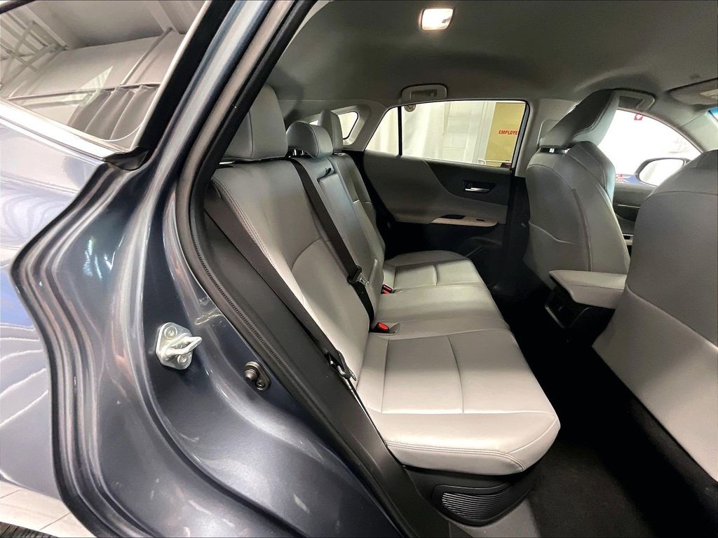 2023 Toyota Venza — photo 16