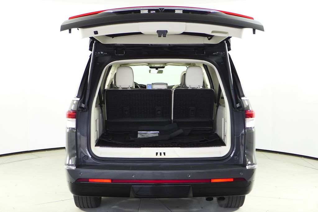 Thumbnail: 2023 Lincoln Navigator L - 10