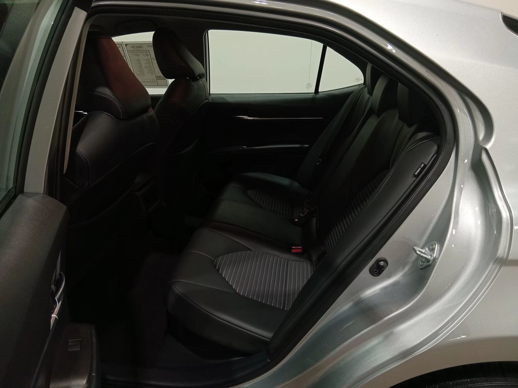 2022 Toyota Camry SE Hybrid