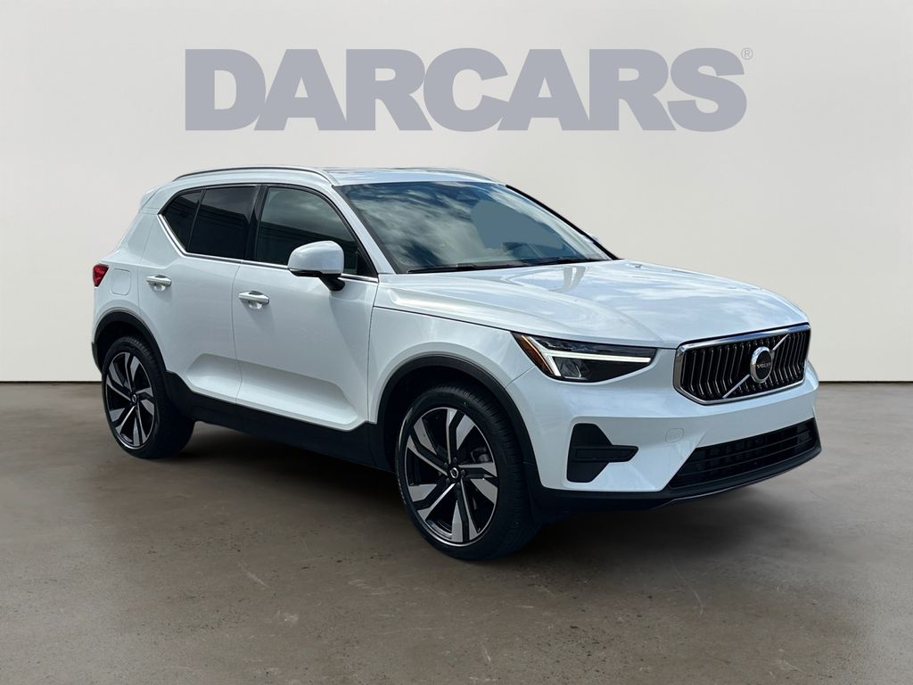 2025 Volvo XC40 B5 Core Bright Theme AWD
