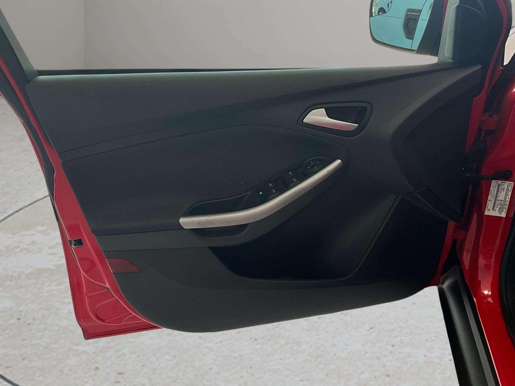 Used 2013 Race Red Ford SE image 14