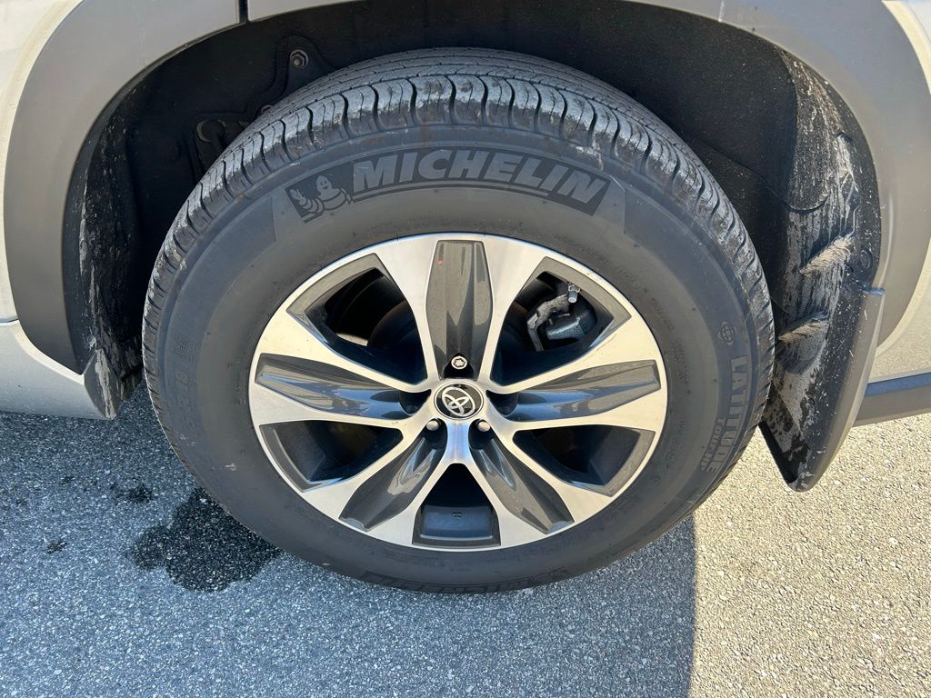 Thumbnail: 2023 Toyota Highlander - 9