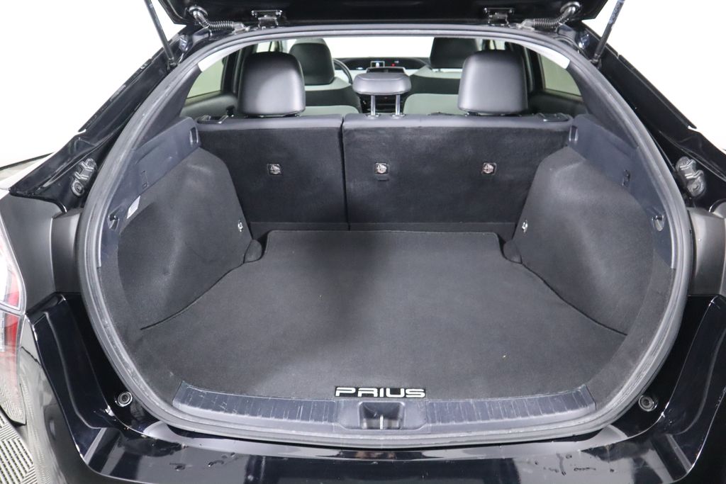 2016 Toyota Prius Four 28