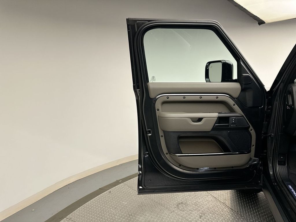2025 Land Rover Defender 110 9