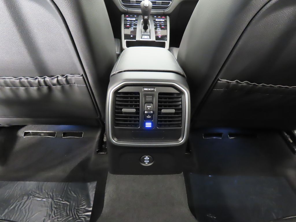 Thumbnail: 2026 Porsche Macan - 32