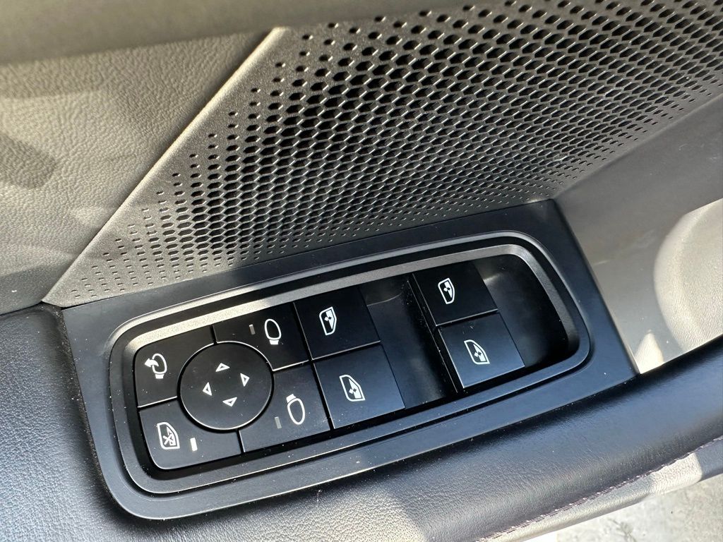 Thumbnail: 2025 Porsche Taycan - 20