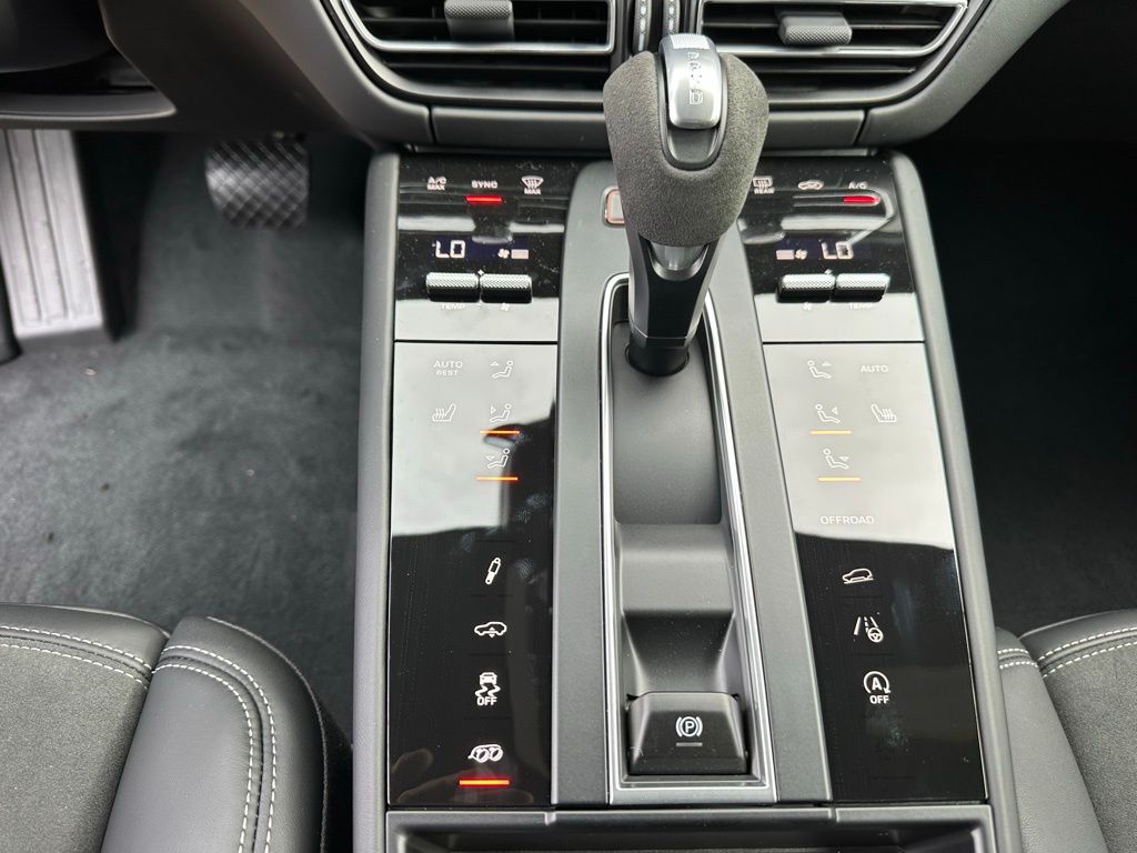 Thumbnail: 2025 Porsche Macan - 23