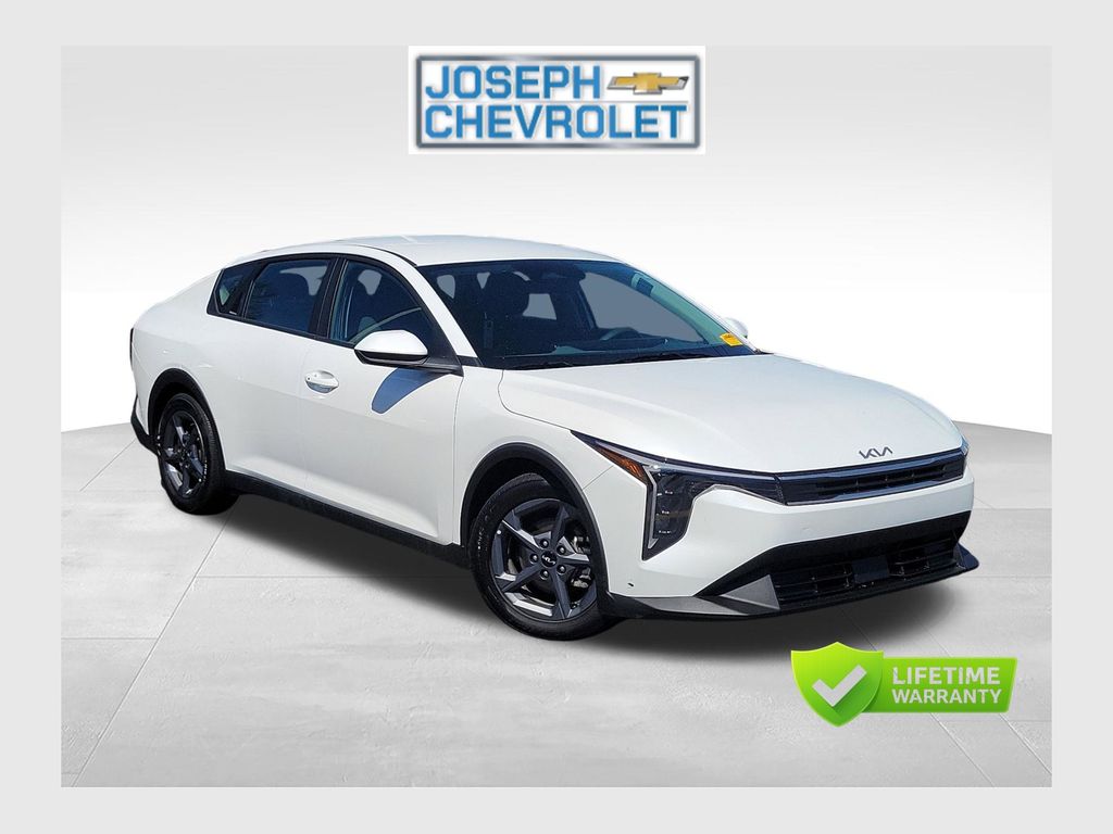 Snow White Pearl 2025 Kia K4 Sedan Front-Wheel Drive Continuously Variable Transmission