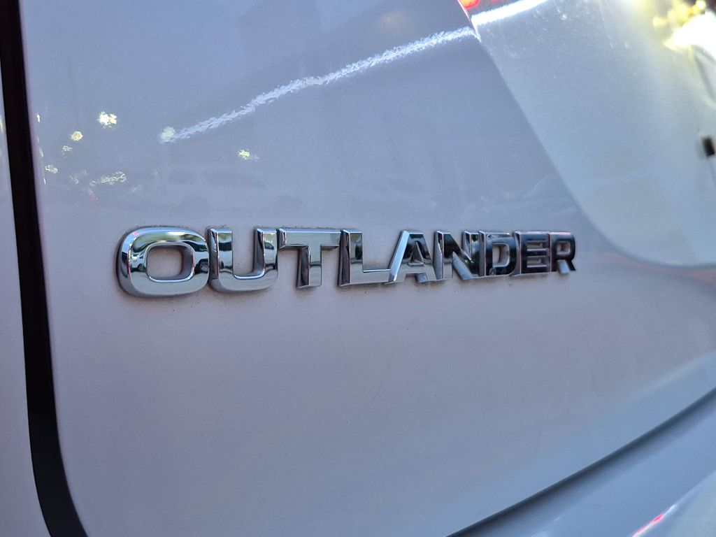 2022 Mitsubishi Outlander SE White at North Houston Mitsubishi