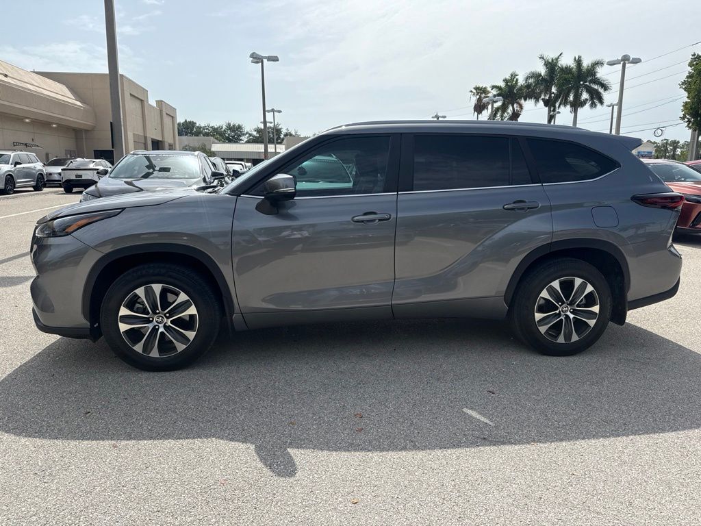 Used 2025  Toyota XLE image 3