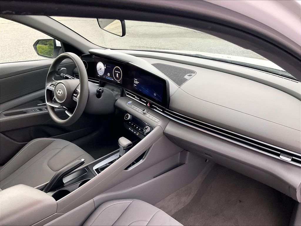 2024 Hyundai Elantra — photo 14