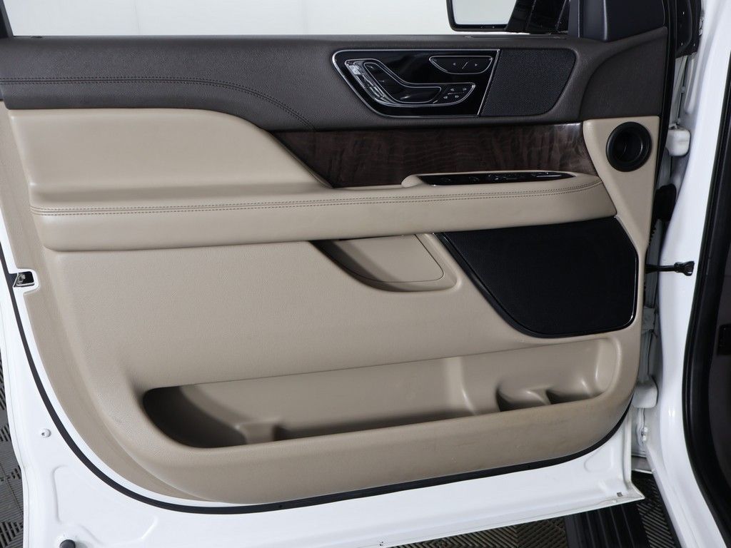Used 2022 White Lincoln Reserve image 31