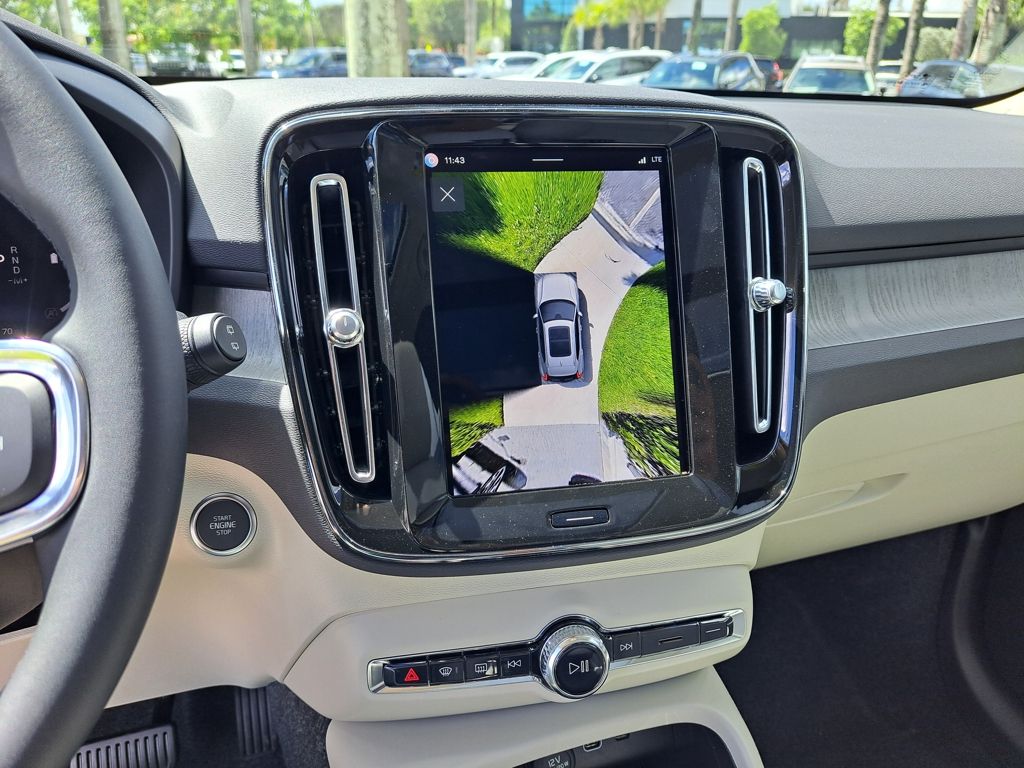 2026 Volvo XC40 Plus - Photo 9