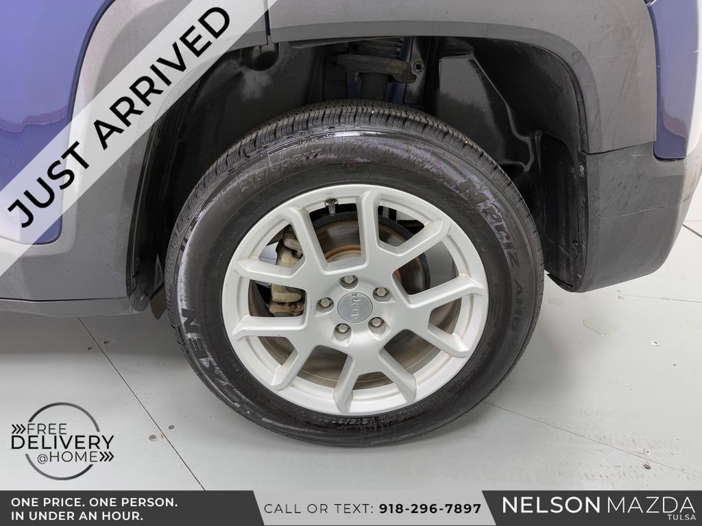 Used 2019 Blue Jeep Latitude image 12