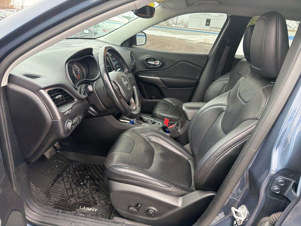 Thumbnail: 2021 Jeep Cherokee - 17