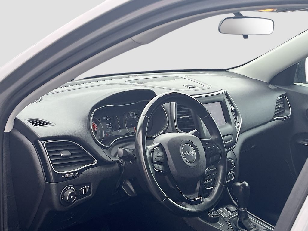 Used 2019 Silver Jeep Latitude Plus image 9