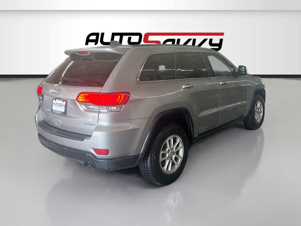 Used 2019 Silver Jeep Laredo image 7