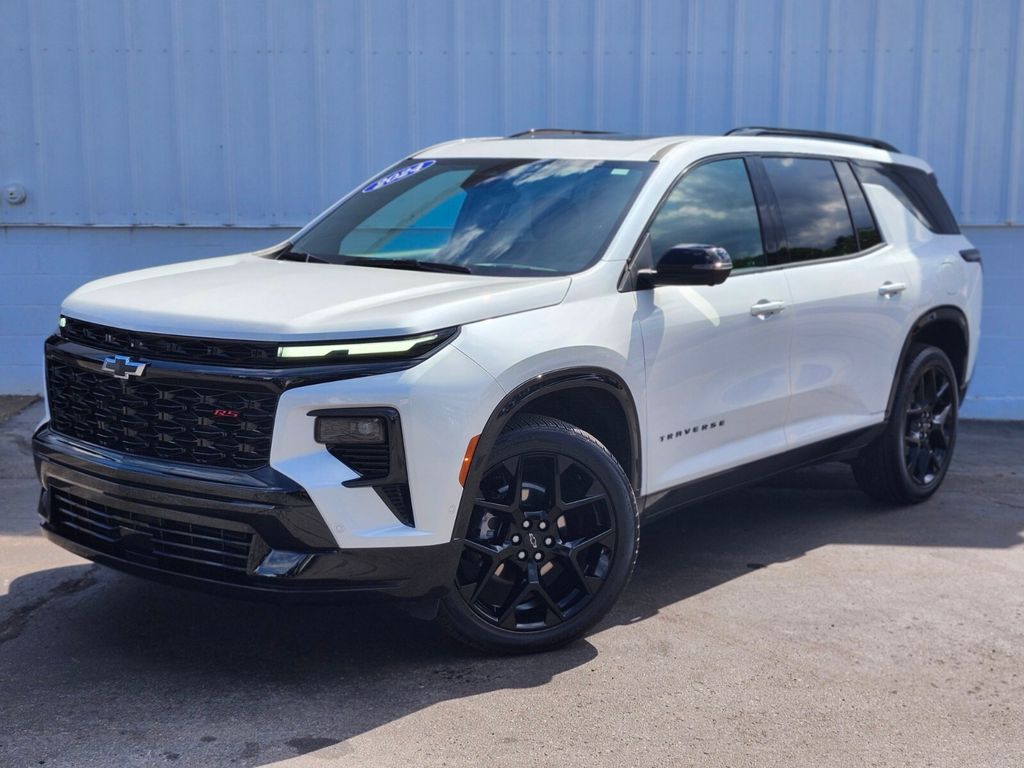 White (Iridescent Pearl Tricoat) 2024 Chevrolet Traverse SUV / Crossover Four-Wheel Drive 8-Speed Automatic