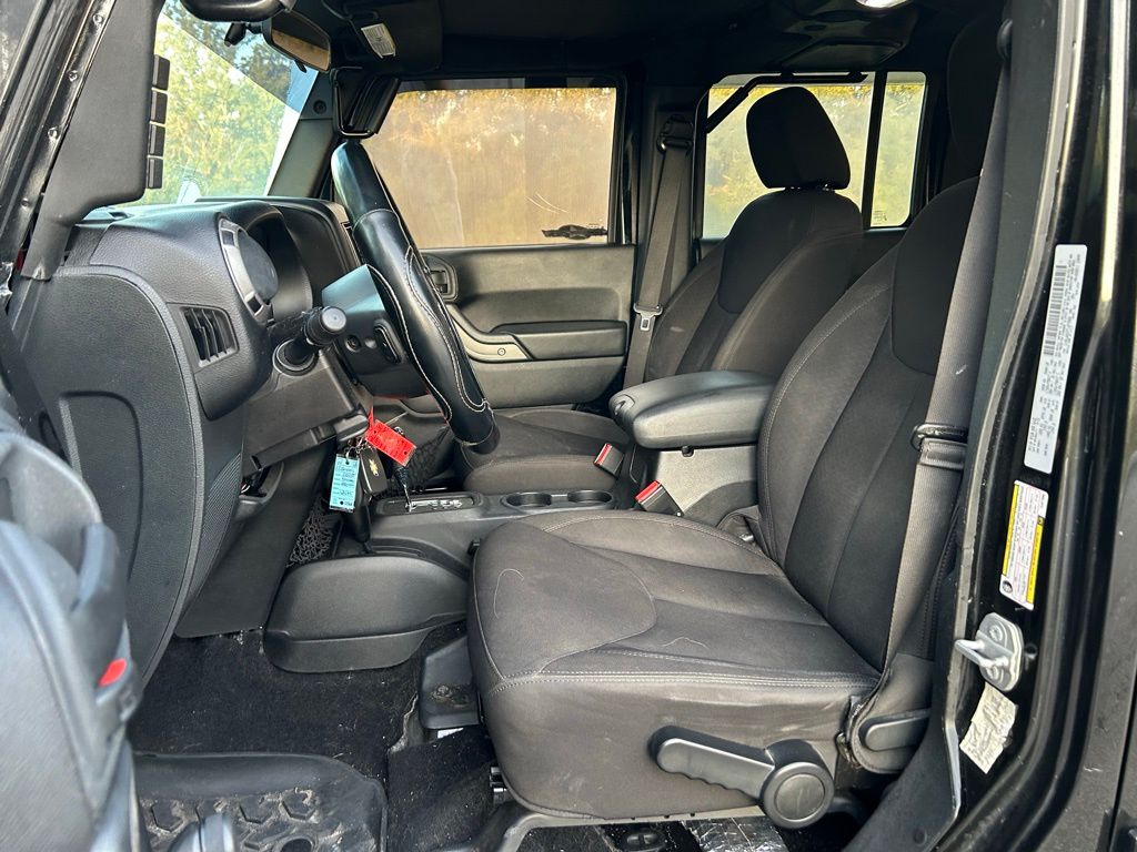 Thumbnail: 2015 Jeep Wrangler - 14