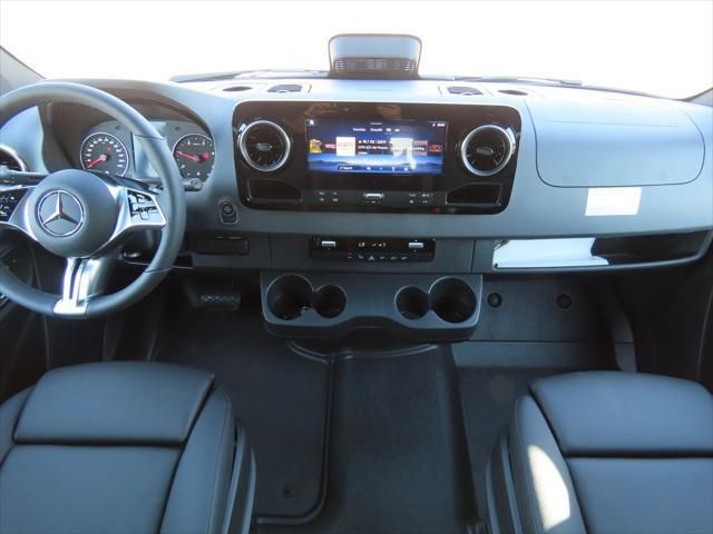 Thumbnail: 2025 Mercedes-Benz Sprinter - 14