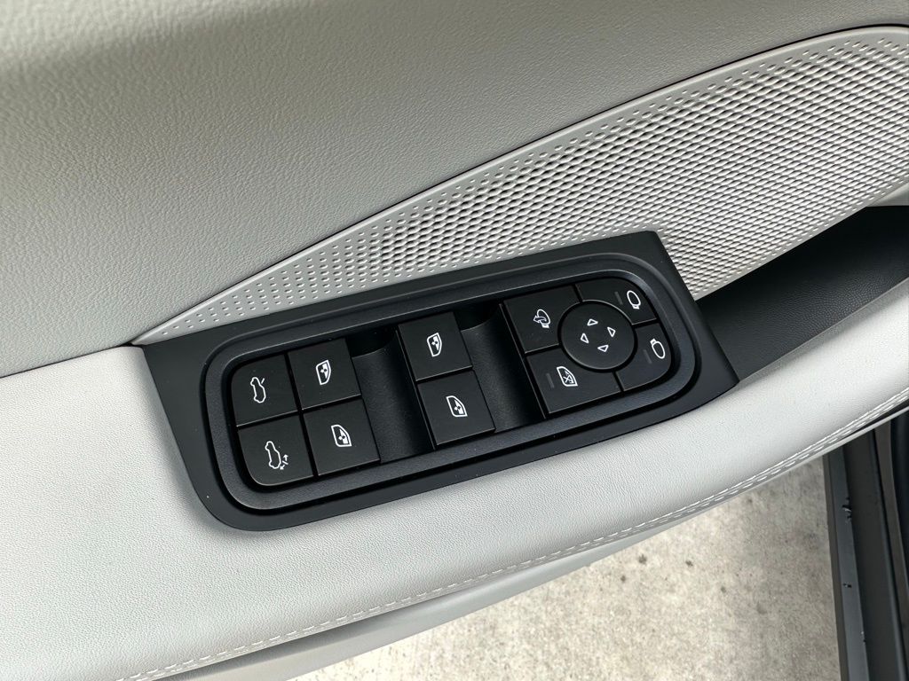 Thumbnail: 2026 Porsche Macan - 21