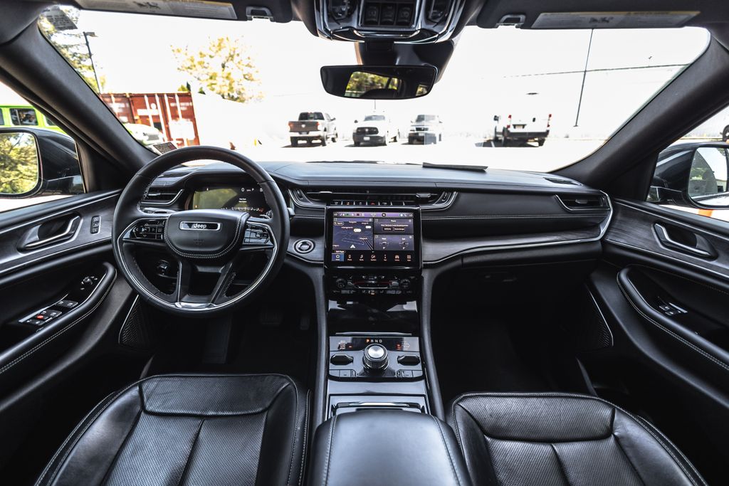 2024 Jeep Grand Cherokee Overland thumbnail 23