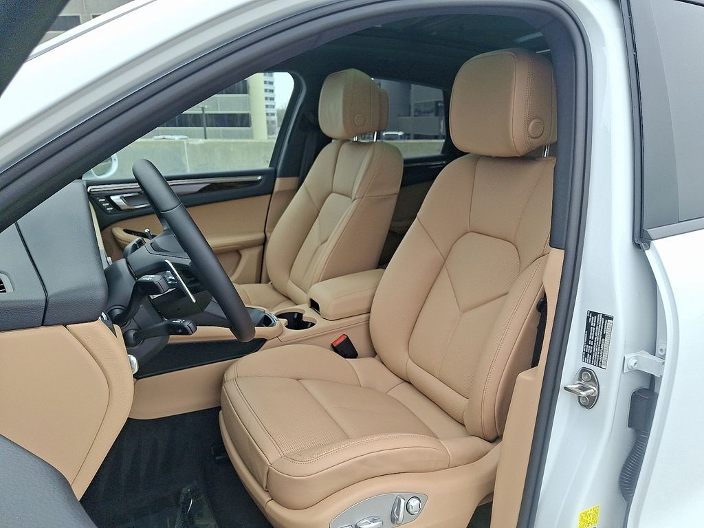 Thumbnail: 2026 Porsche Macan - 5