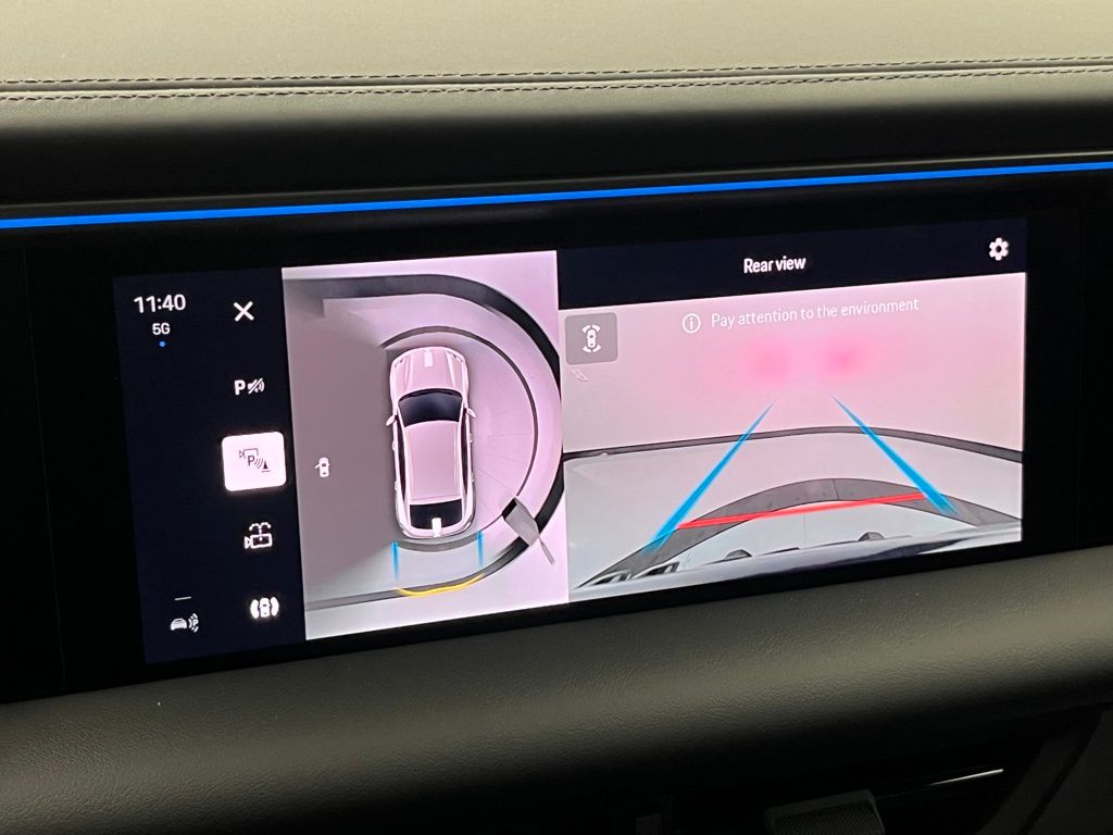 Thumbnail: 2025 Porsche Macan - 17
