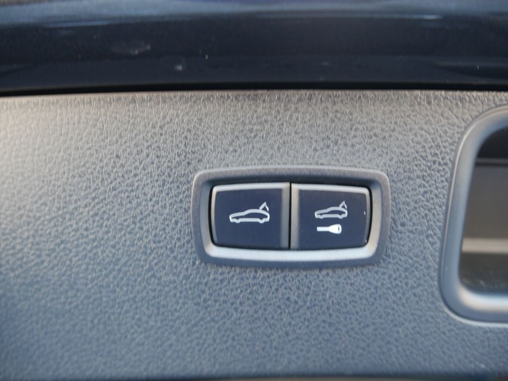 Thumbnail: 2020 Porsche Macan - 25