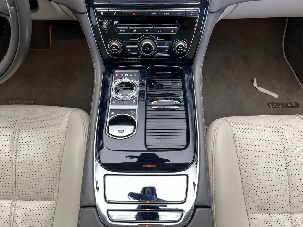2012 Jaguar XJ Base 11
