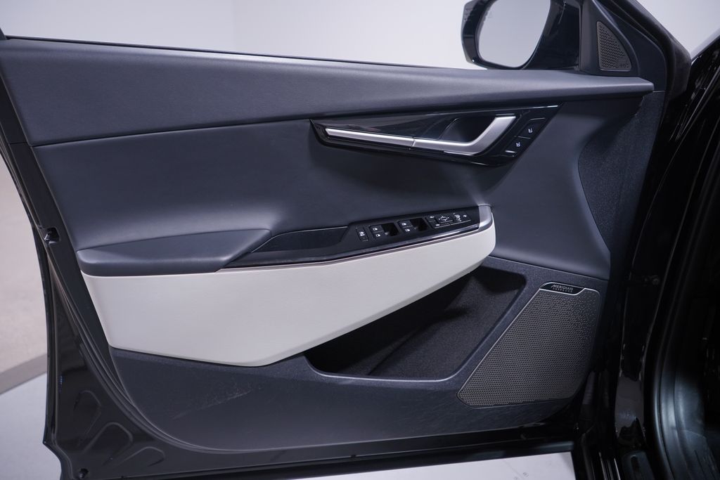 Thumbnail: 2022 Kia EV6 - 16