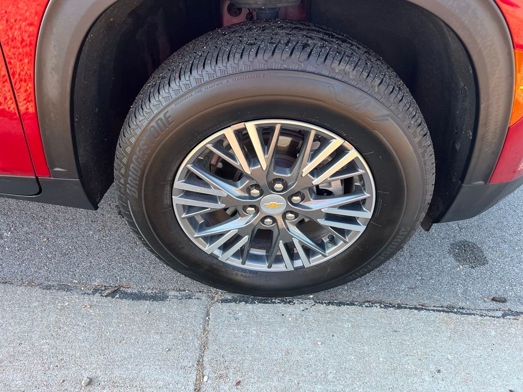 Used 2025 Chevrolet Traverse SUV