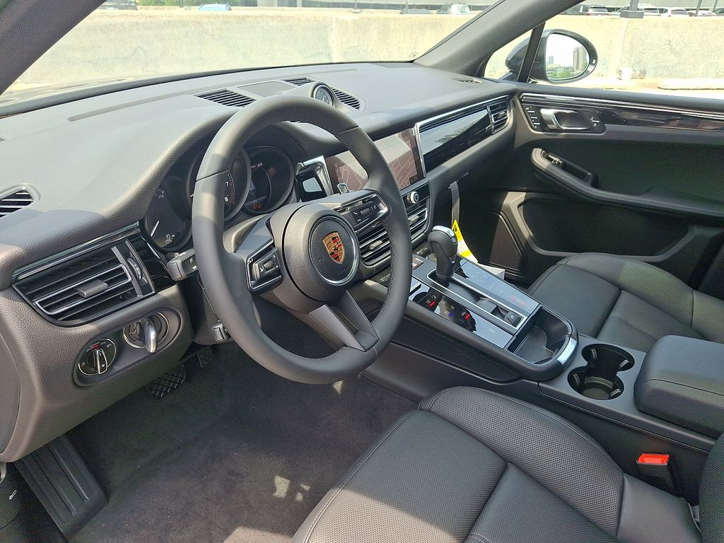 Thumbnail: 2026 Porsche Macan - 4
