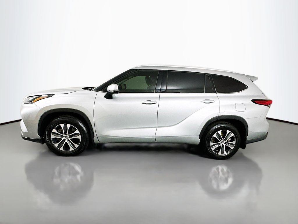 Thumbnail: 2022 Toyota Highlander - 8