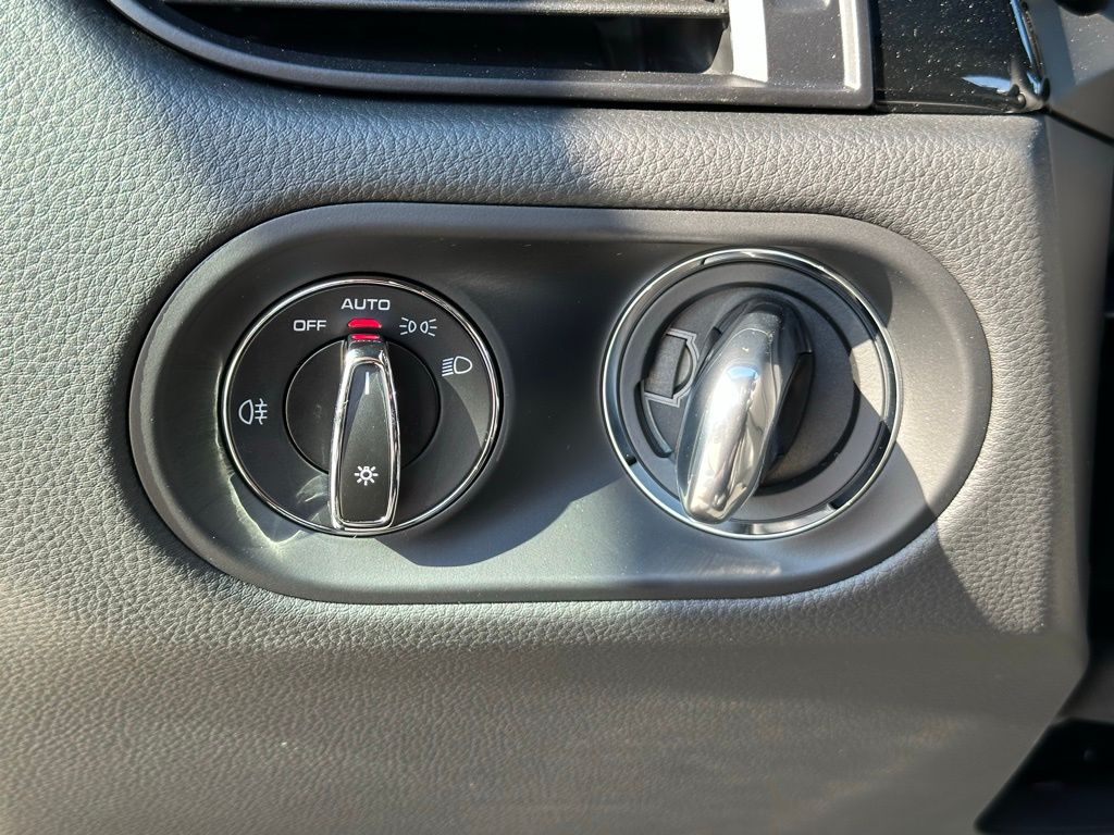 Thumbnail: 2026 Porsche Macan - 31