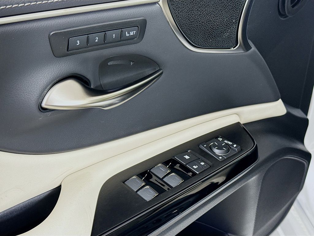 2025 Lexus ES  20