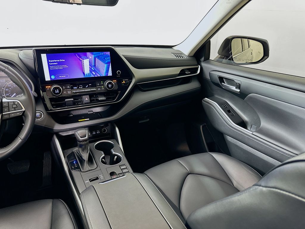 2023 Toyota Highlander XLE 24
