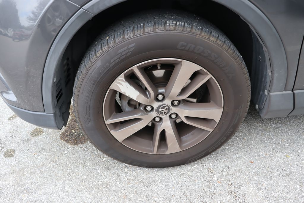 Thumbnail: 2017 Toyota RAV4 - 4