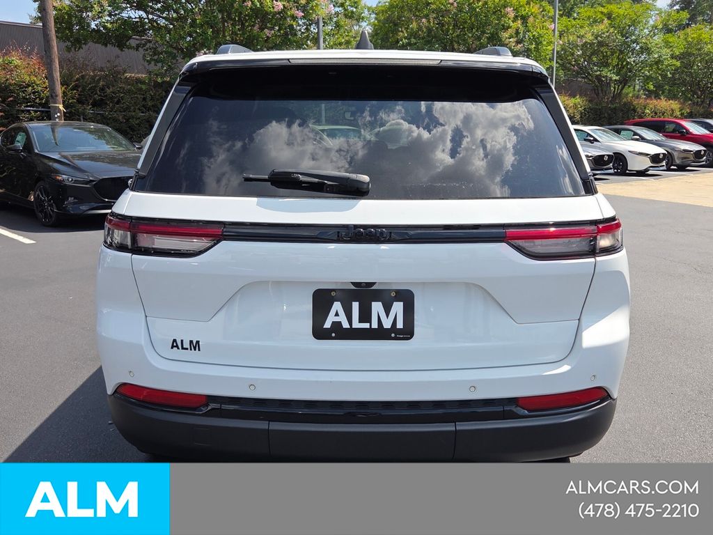 Used 2023 White Jeep Altitude image 15