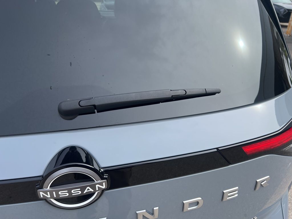 2023 Nissan Pathfinder Platinum photo