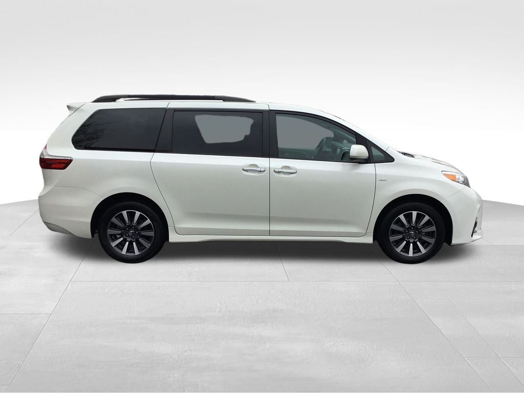 Thumbnail: 2018 Toyota Sienna - 6