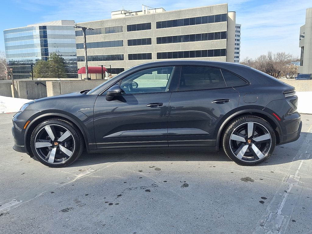 Thumbnail: 2026 Porsche Macan - 2