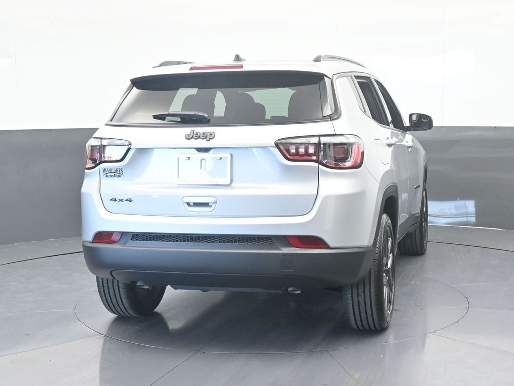 New 2026 silver zynith metallic clearcoat Jeep Latitude image 5