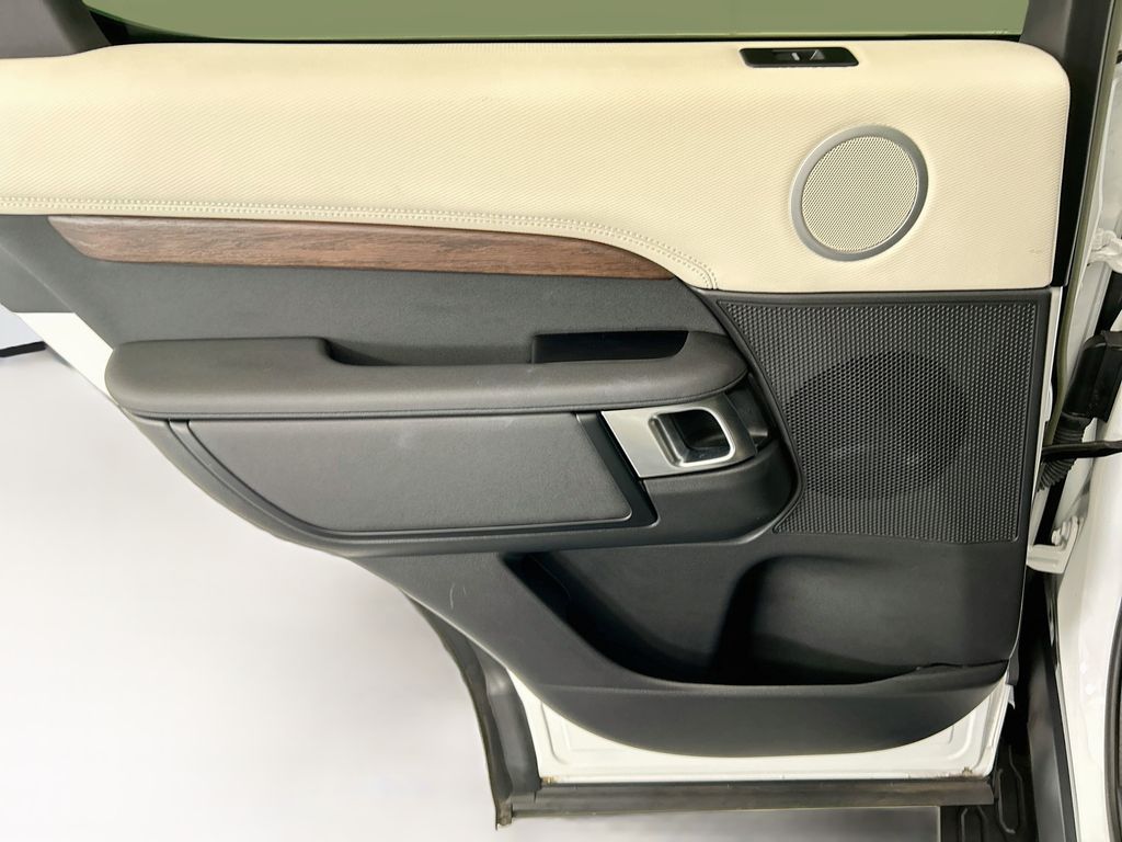 Thumbnail: 2024 Land Rover Discovery - 25