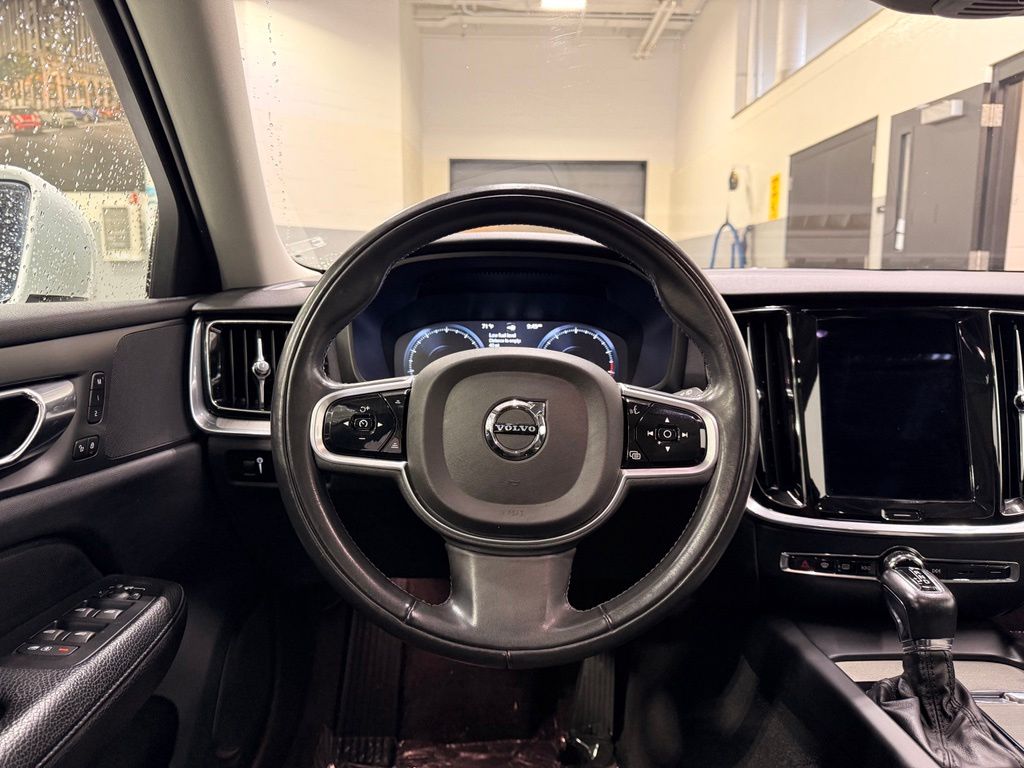 Thumbnail: 2022 Volvo S60 - 22
