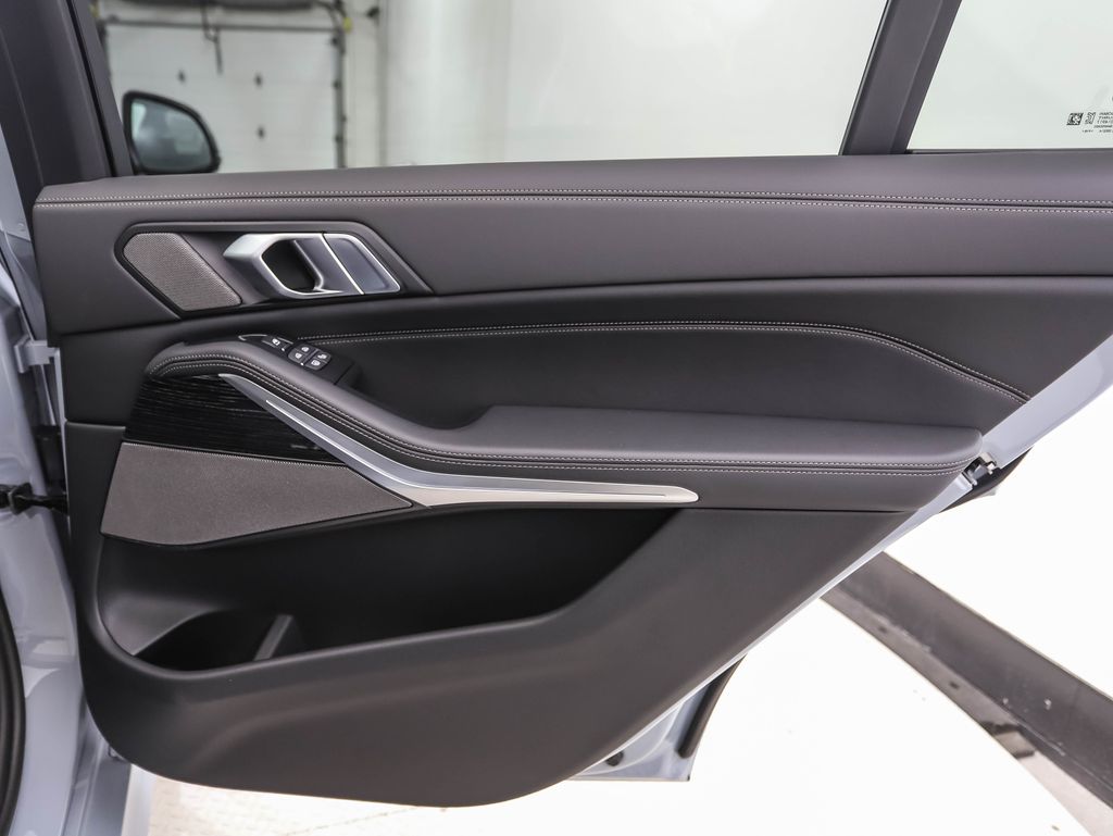 Thumbnail: 2026 BMW X7 - 32