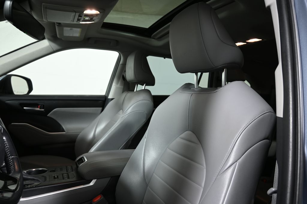 Thumbnail: 2021 Toyota Highlander - 4